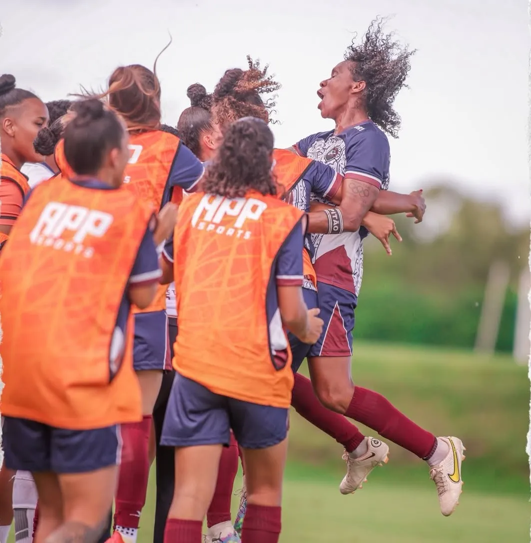 Tânia Maranhão, jogadora de futebol de 51 anos, comemorando gol em campo