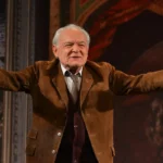 Ator Othon Bastos, 92 anos, no palco do Centro Cultural Matarazzo em Presidente Prudente