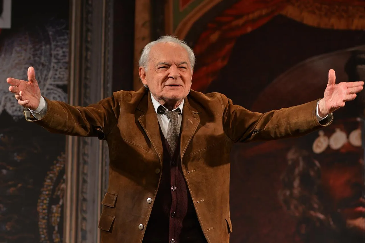 Ator Othon Bastos, 92 anos, no palco do Centro Cultural Matarazzo em Presidente Prudente