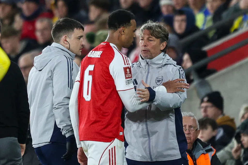 Gabriel Magalhães com lesão no joelho esquerdo durante jogo do Arsenal