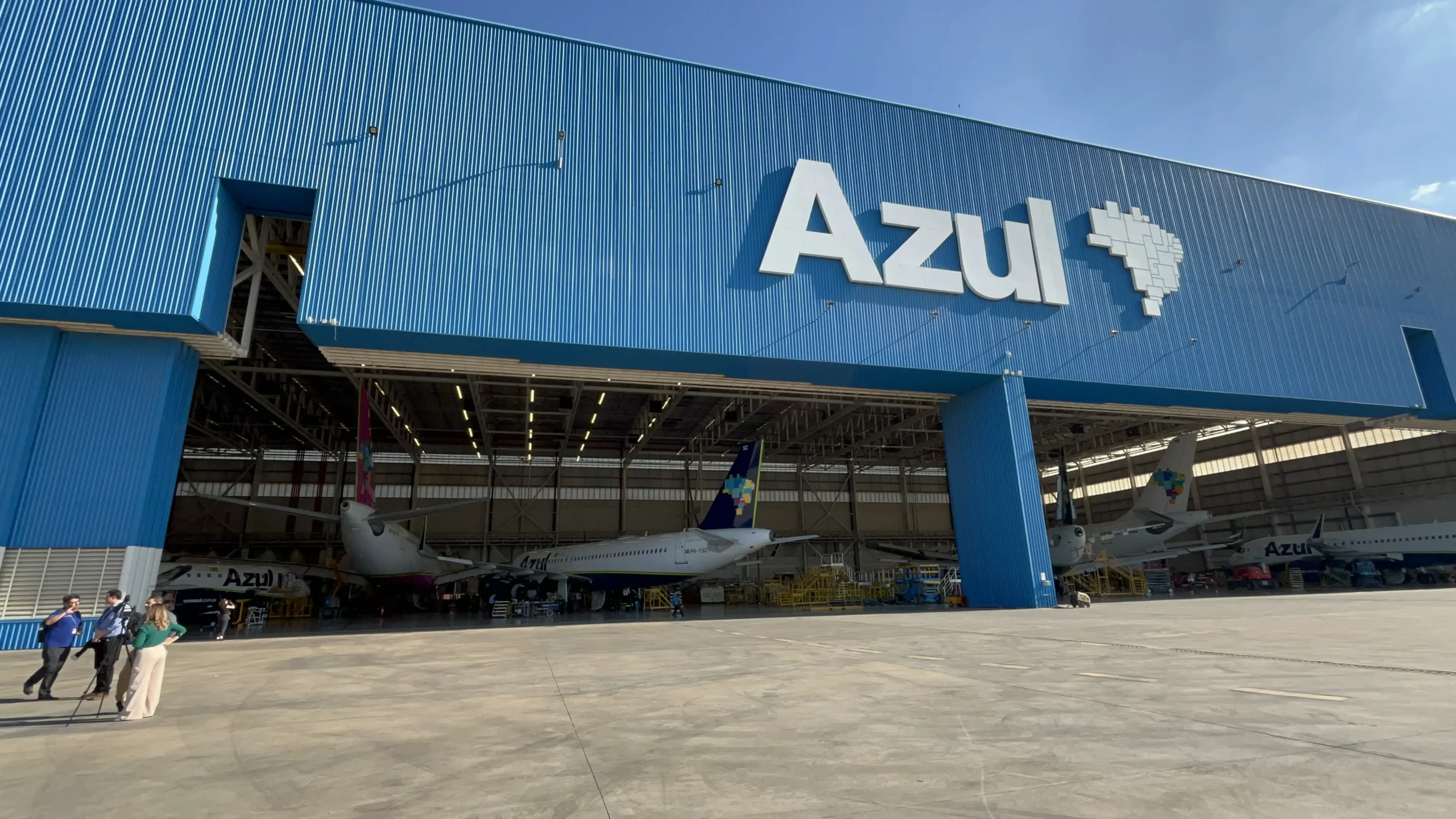 Avião da Azul em Viracopos durante operação de translado de corpo de idoso por ordem judicial.