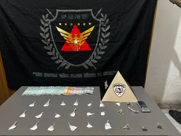 Material de tráfico de drogas apreendido: cocaína, maconha, dinheiro, balança de precisão.