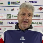 Gilson Kleina, técnico do Itabaiana, em campo após derrota