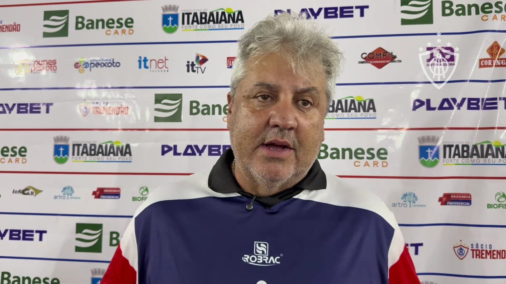 Gilson Kleina, técnico do Itabaiana, em campo após derrota