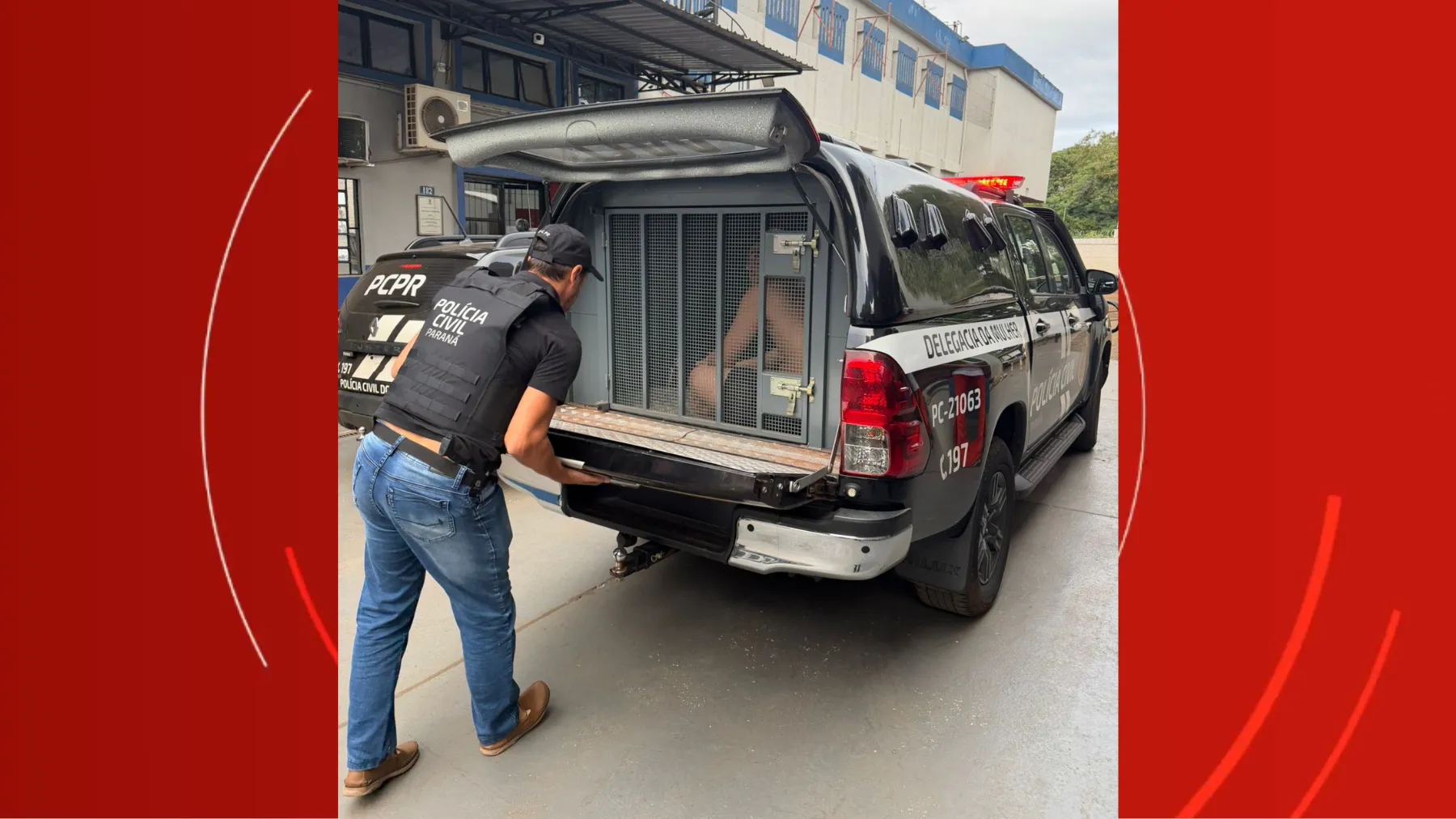 Foto de equipe policial investigando uma casa em Foz do Iguaçu, relacionada ao caso de mulher baleada pelo cunhado.