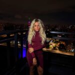 Cariúcha ao volante de seu carro com Jesus Luz no banco do carona