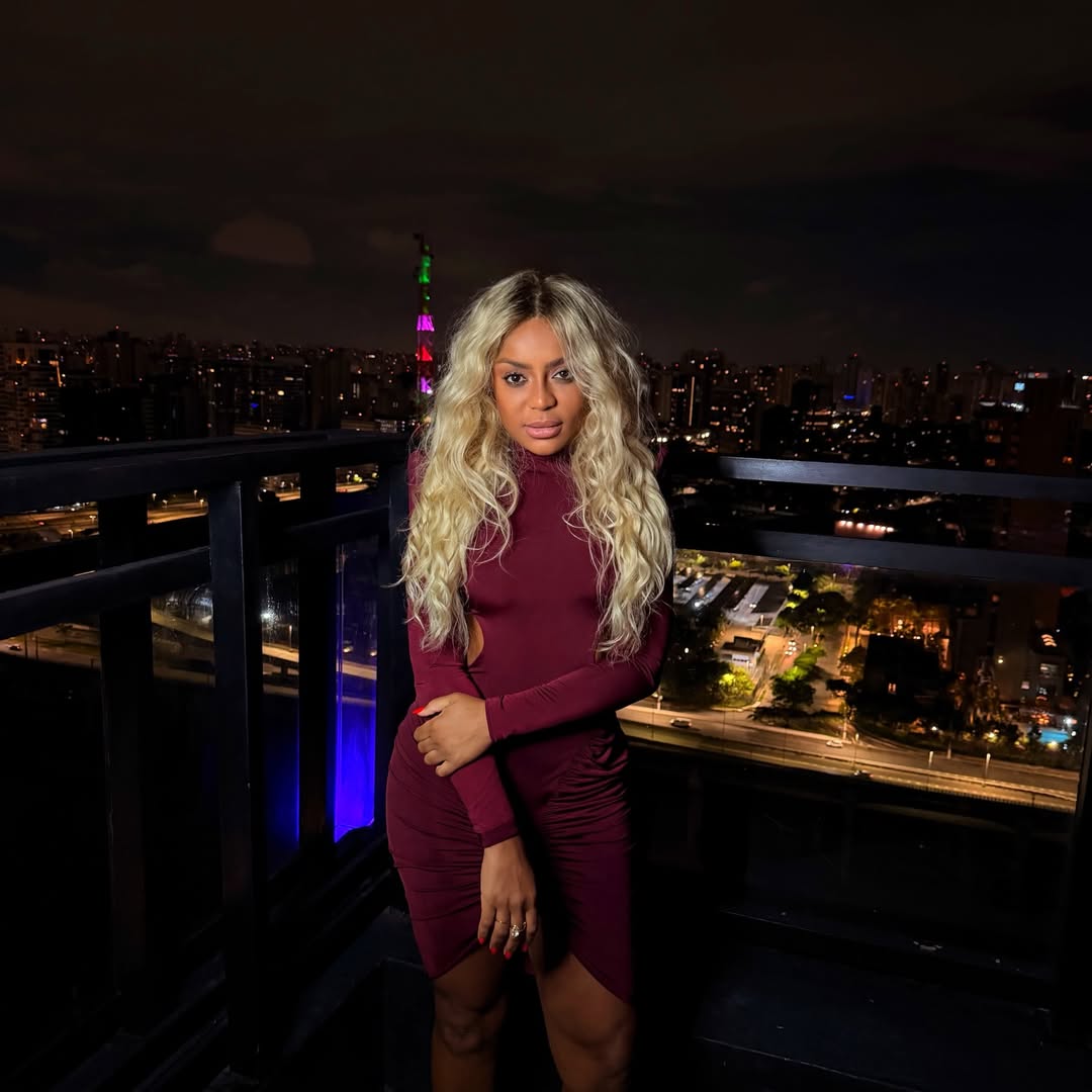 Cariúcha ao volante de seu carro com Jesus Luz no banco do carona