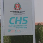 Pacientes em macas no corredor do CHS Sorocaba com portas quebradas