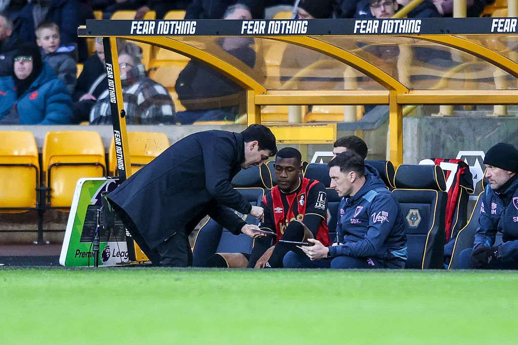 Andoni Iraola técnico Bournemouth Premier League instruindo jogadores