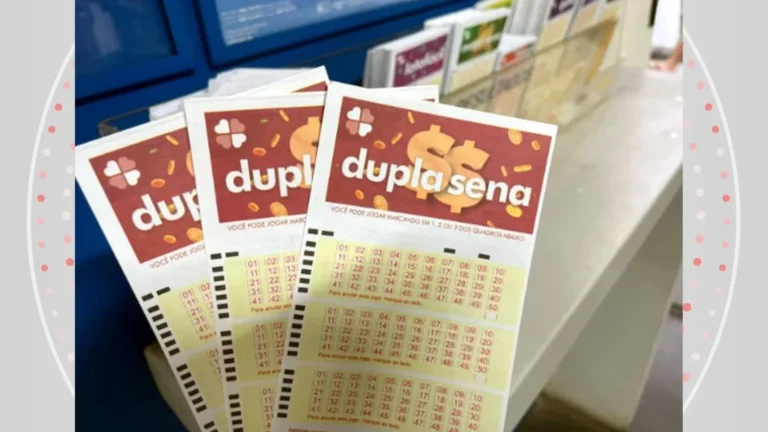 Homem ou mulher sorrindo com bilhete da Dupla Sena de Páscoa em Bragança Paulista