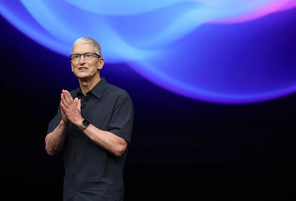 John Ternus e Tim Cook, sucessão de CEO da Apple
