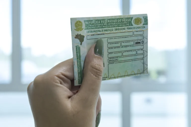 Pessoa segurando CNH, CNH Social Paraná, habilitação gratuita, Detran-PR