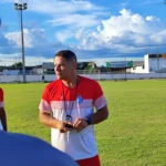 Time do Araguaína jogando pela Série D com o treinador Léo Goiano na beira do campo.