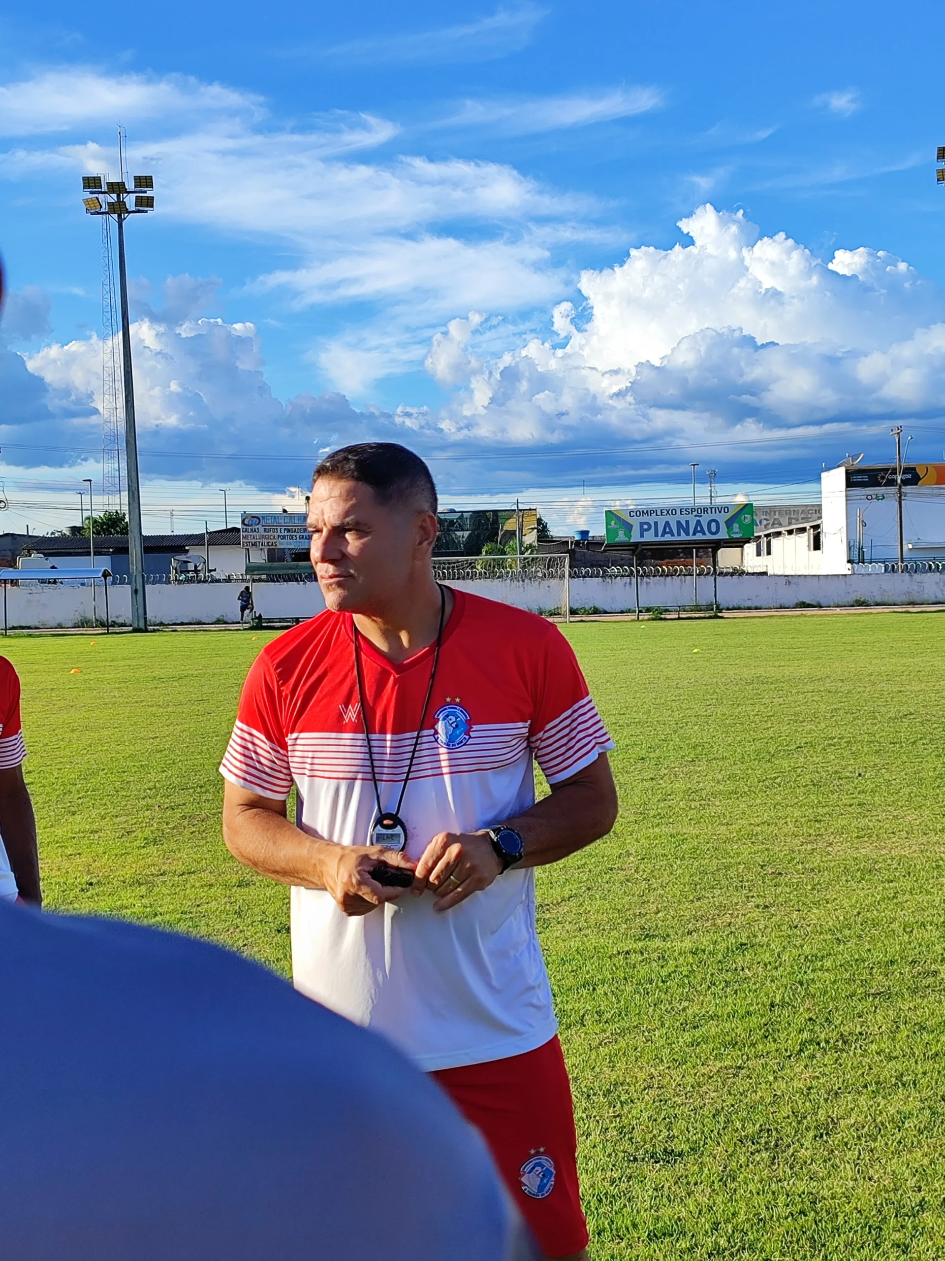 Time do Araguaína jogando pela Série D com o treinador Léo Goiano na beira do campo.