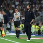 Álvaro Arbeloa, técnico do Real Madrid, em pé na área técnica durante jogo, com expressão de foco.