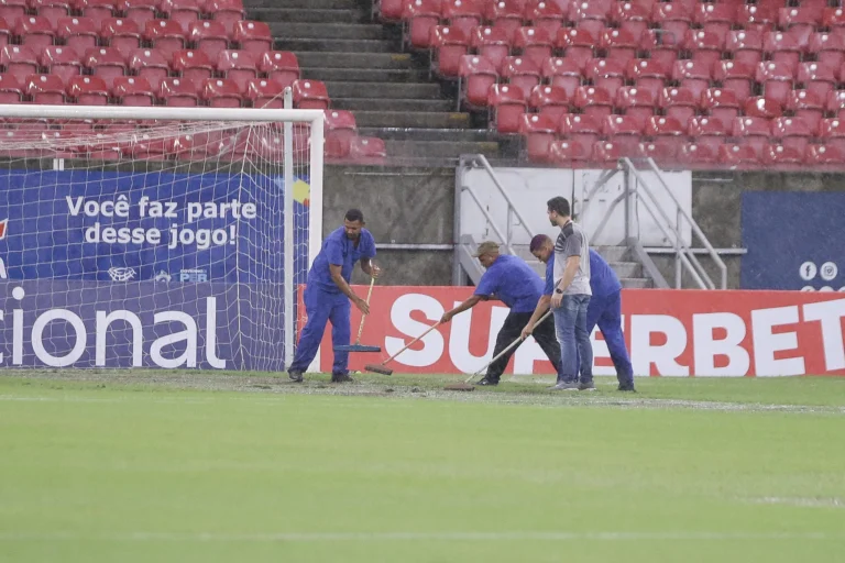 Arena de Pernambuco com gramado alagado e luzes falhando após tempestade