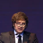 Dinheiro argentino e gráfico de inflação subindo, simbolizando a alta de preços.