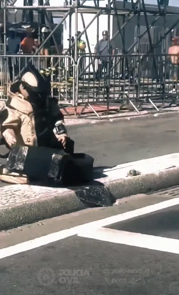 Artefato explosivo encontrado em Copacabana sendo removido por equipe especializada