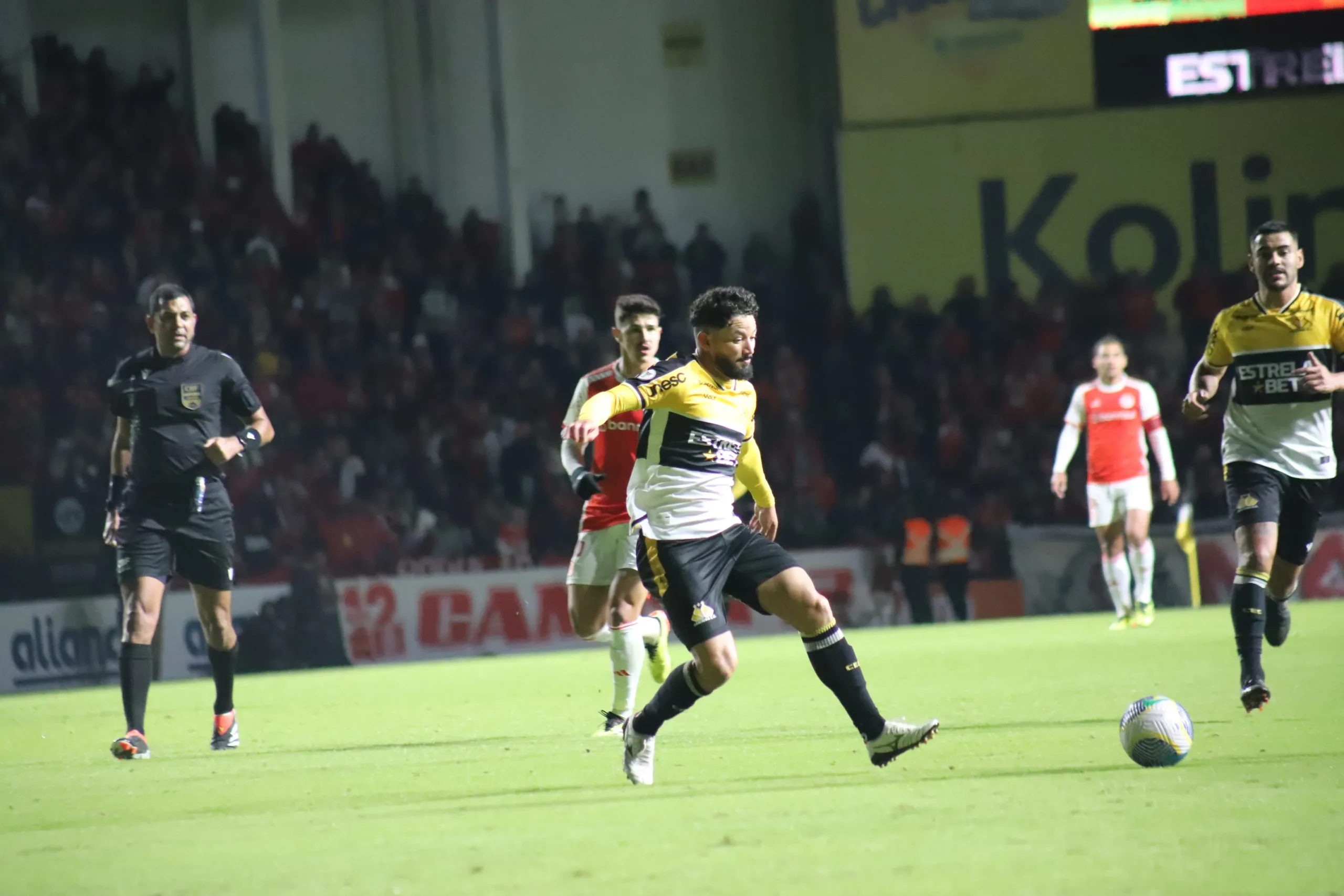 Arthur Caíke, atacante do Botafogo-SP, em ação no gramado