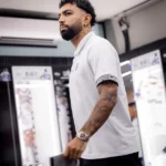 Gabigol com a camisa do Santos no campo de futebol