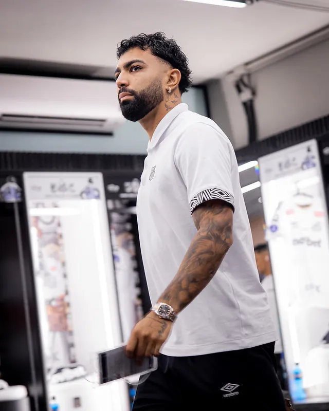 Gabigol com a camisa do Santos no campo de futebol