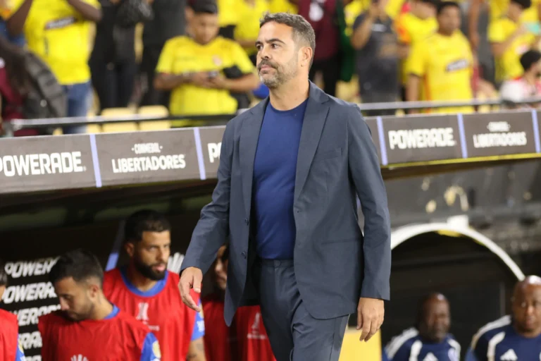 Artur Jorge, técnico do Cruzeiro, em jogo da Libertadores