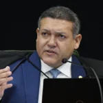 Gavel e livros de direito representando as Regras Eleições 2026 e a atuação do TSE