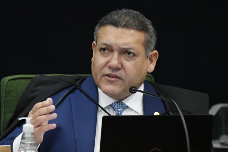 Gavel e livros de direito representando as Regras Eleições 2026 e a atuação do TSE