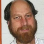 Cientista em laboratório com dados complexos, simbolizando os casos de cientistas desaparecidos nos EUA.