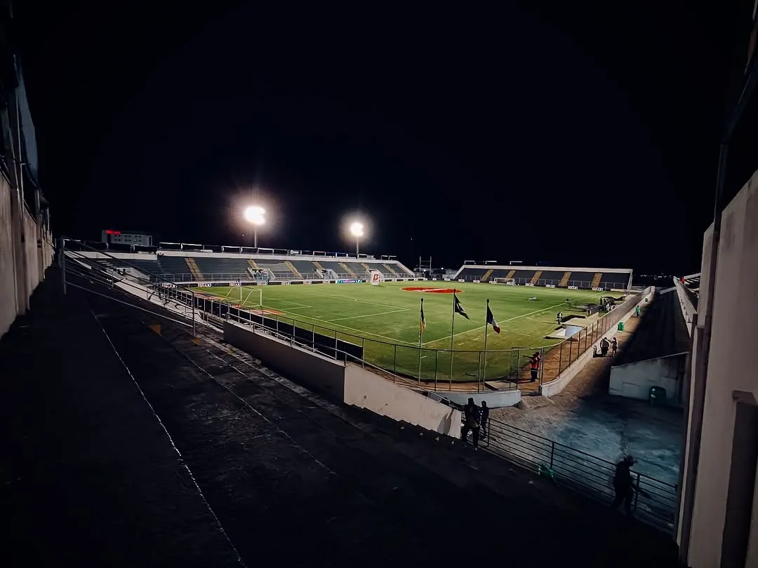 Jogadores do ASA e Confiança em campo disputando a bola em partida da Copa do Nordeste em Arapiraca.