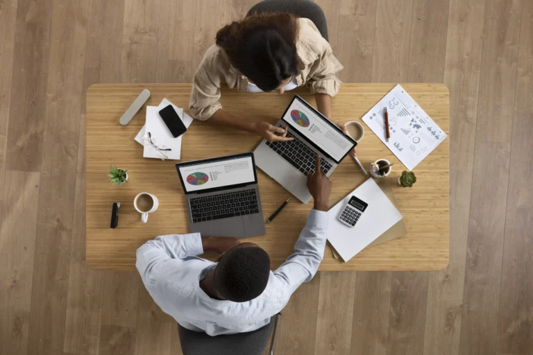 Pessoas em reunião com jargões corporativos no quadro