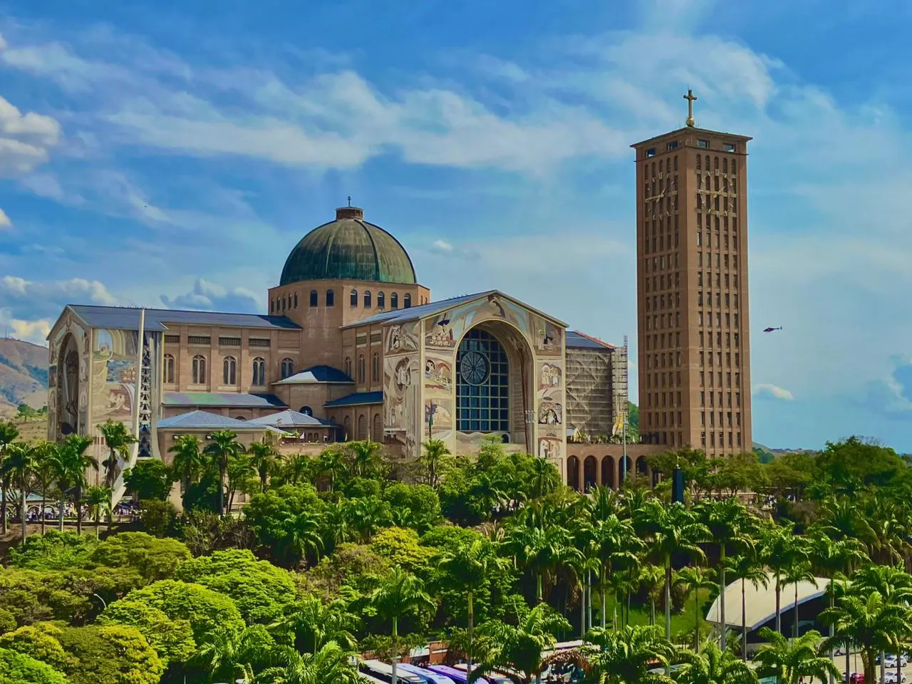 Bispos entrando no Santuário de Aparecida para assembleia anual