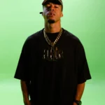 Rapper L7nnon em show, comemorando vitória na justiça contra Yoko Ono pelo uso do nome artístico.