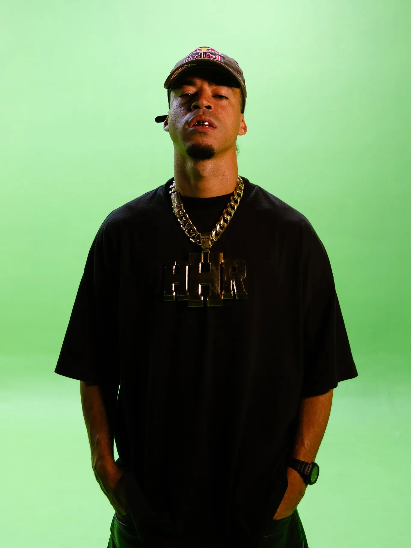 Rapper L7nnon em show, comemorando vitória na justiça contra Yoko Ono pelo uso do nome artístico.