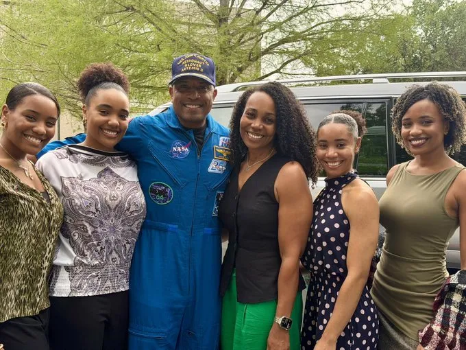 Astronauta Victor Glover e a equipe da Artemis II comemorando o retorno
