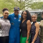 Astronauta Victor Glover sorrindo em seu traje espacial após o retorno da missão