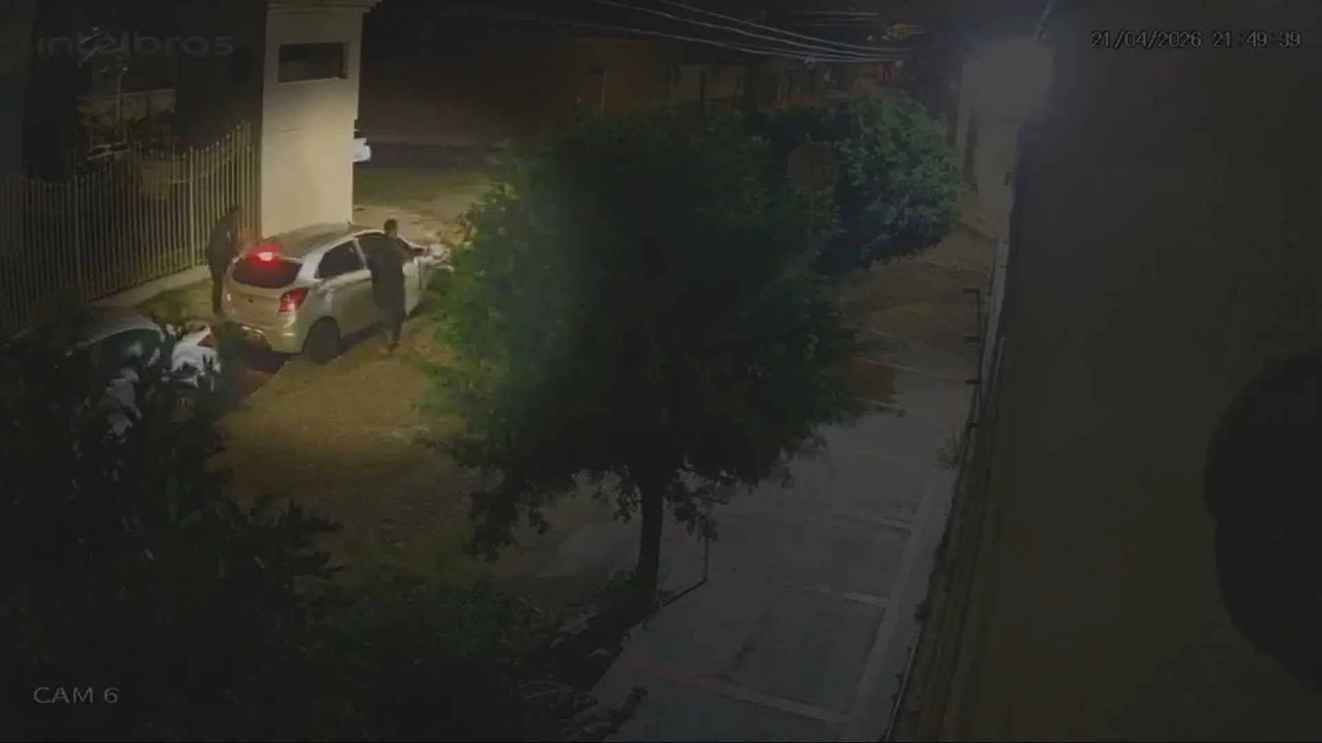 Viaturas policiais em frente a bar após ataque a tiros em BH