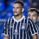 Jogador do Rio Branco-ES em ação no campo, representando o ataque do time