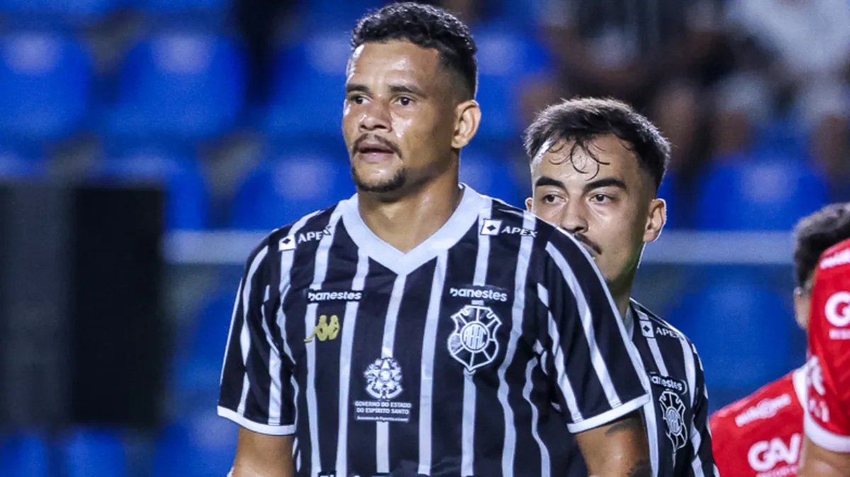 Jogador do Rio Branco-ES em ação no campo, representando o ataque do time