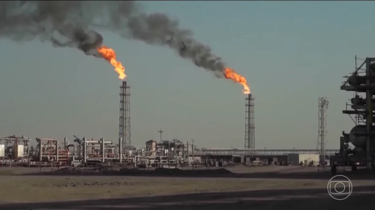 Refinaria NORSI em chamas e porto de Primorsk após ataques ucranianos