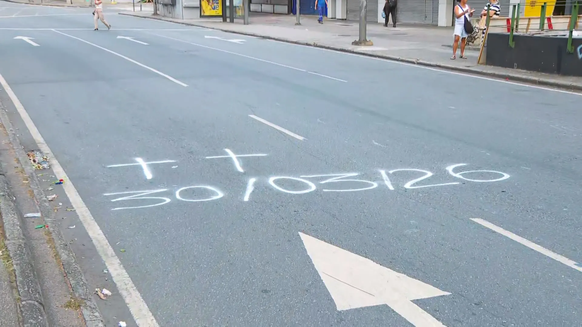 Ciclistas e carros em rua do Rio de Janeiro com desafios de segurança