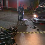 Ambulância e moto danificada em cena de acidente de trânsito, representando o aumento de acidentes de moto em Campinas e Piracicaba
