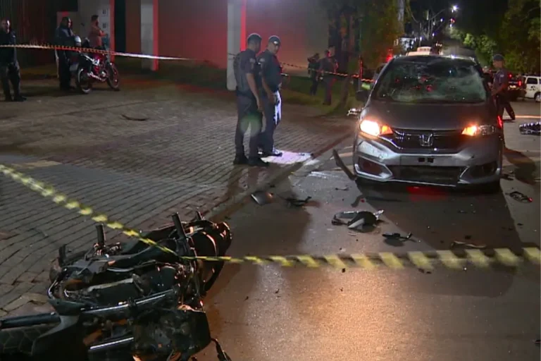 Ambulância e moto danificada em cena de acidente de trânsito, representando o aumento de acidentes de moto em Campinas e Piracicaba