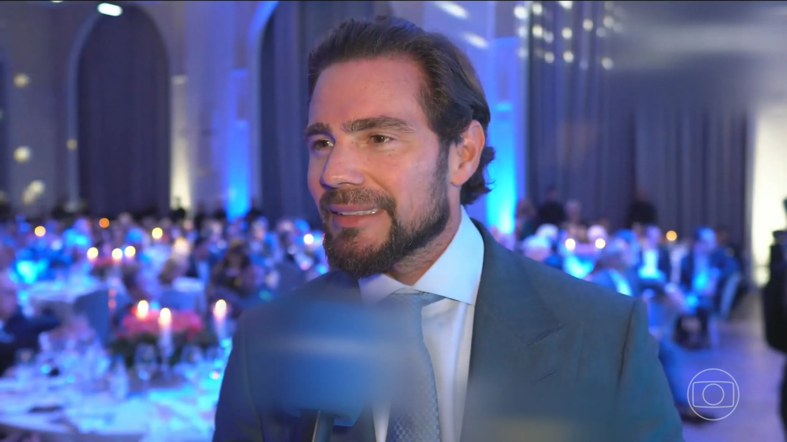 Fachada do Banco Master com sobreposição de gráficos de alta e baixa, representando a ascensão e queda do conglomerado financeiro.