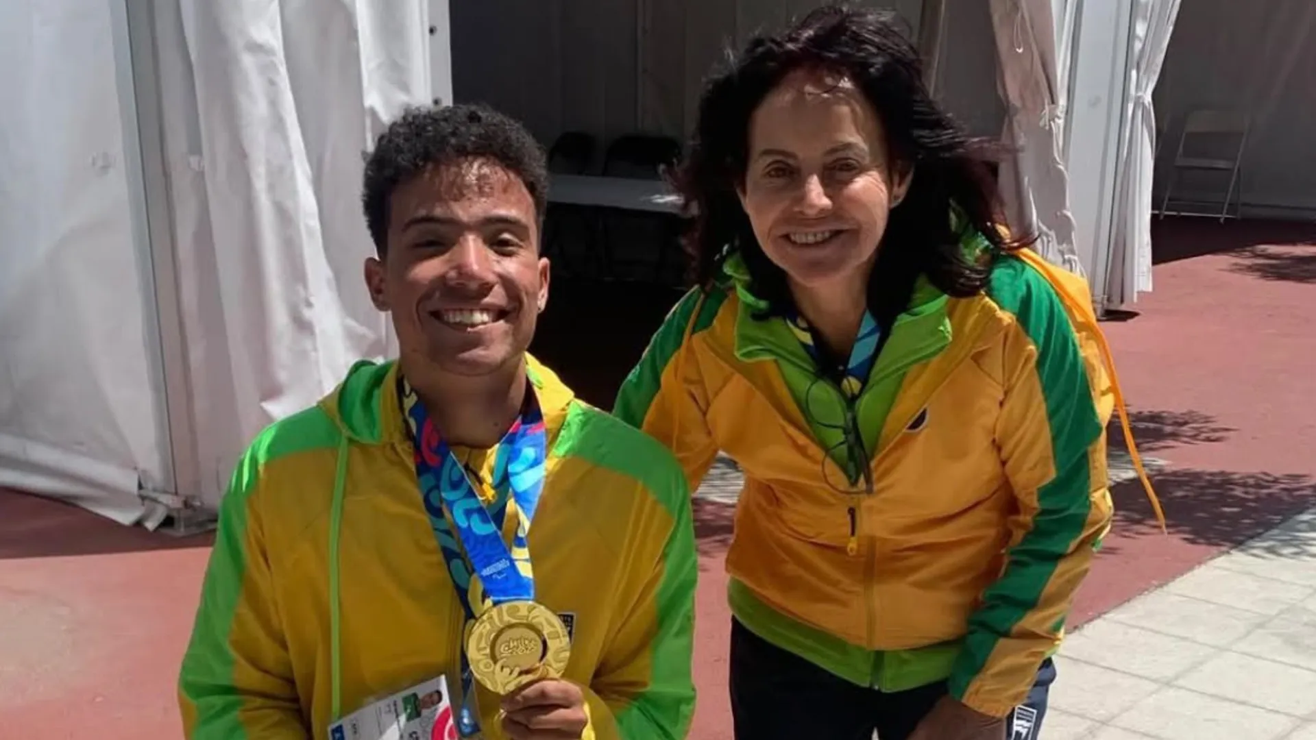 Atleta paralímpico de Itapetininga, Eduardo Bento, com medalha de ouro
