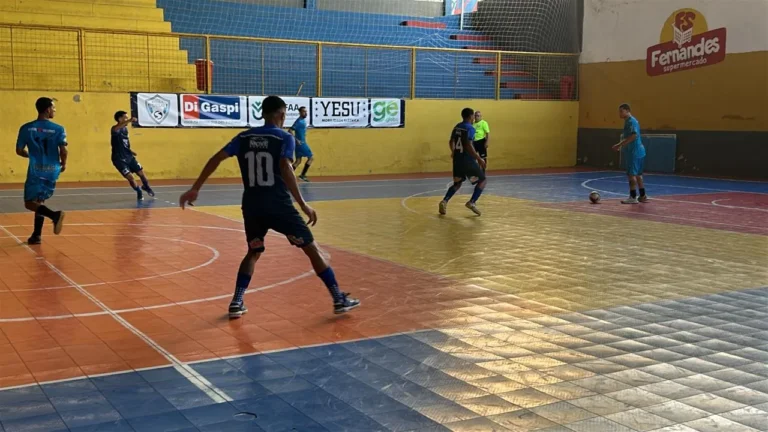 Árbitro aplicando cartão em jogador durante partida da Copa Rio Sul de Futsal