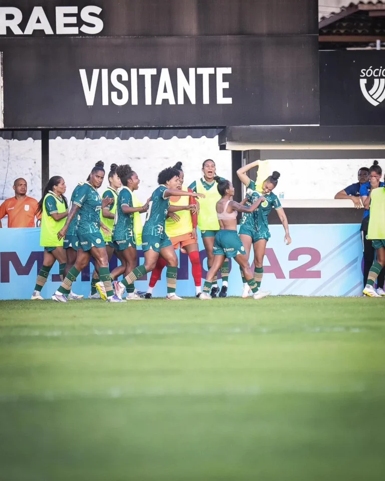 Time de futebol feminino do Atlético-PI treinando para o próximo jogo.