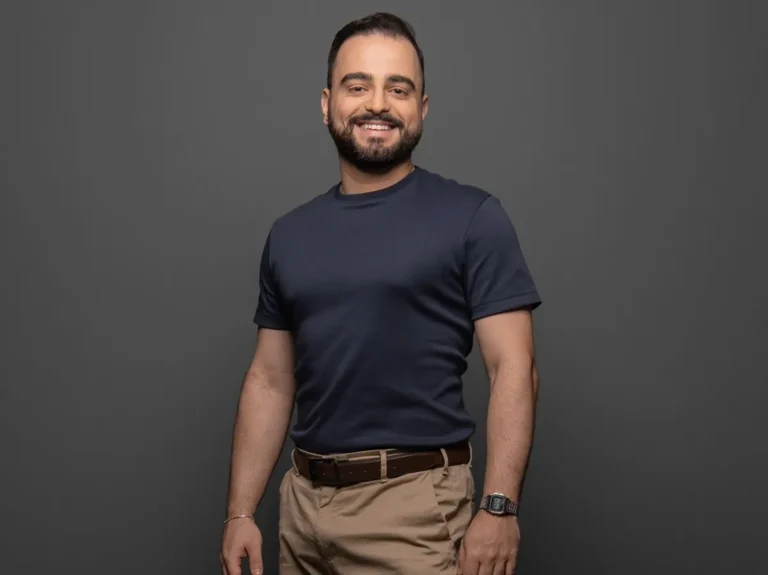 Hugo Kerth, ator de Teresópolis, em destaque no palco de um musical