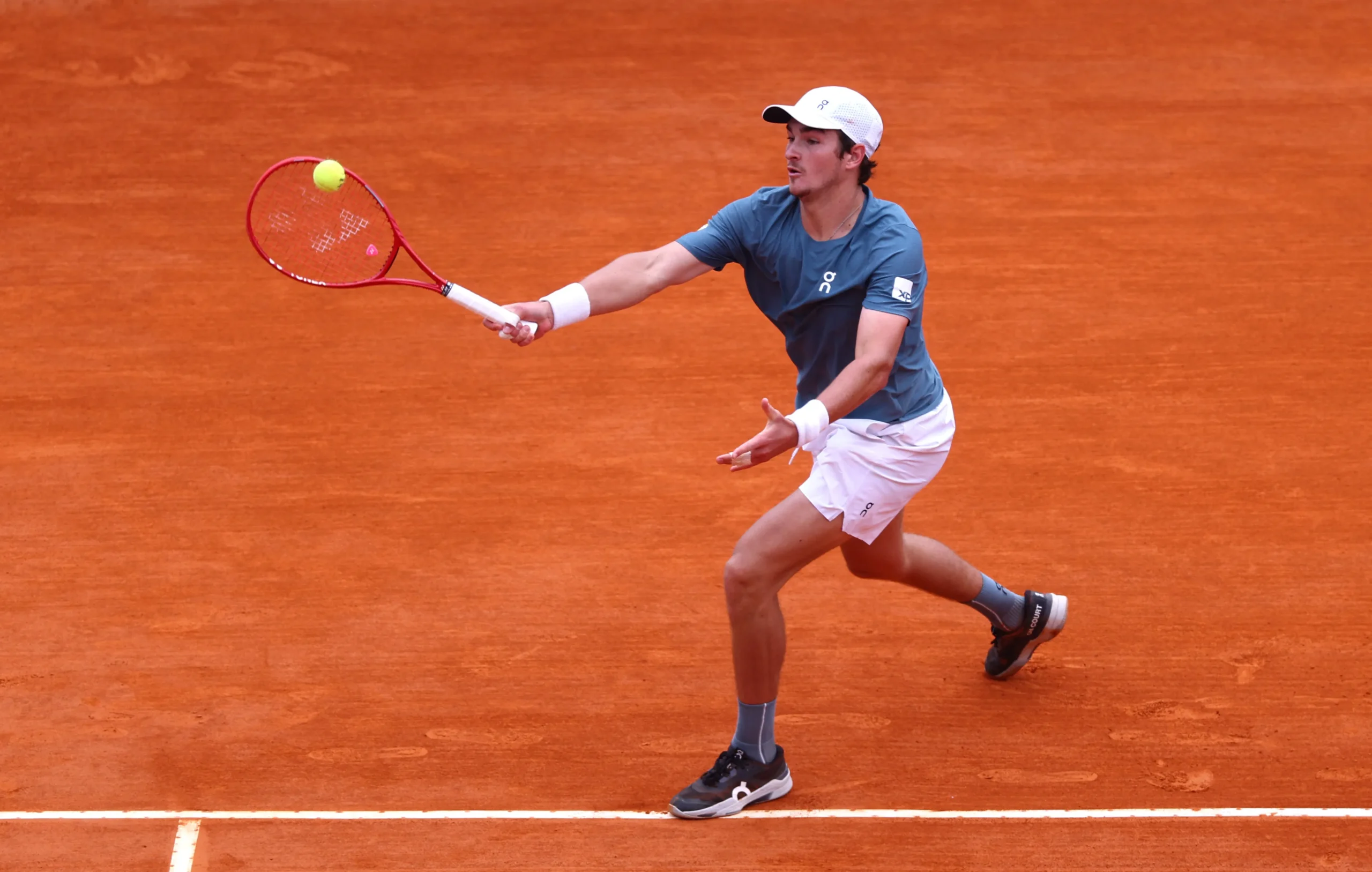João Fonseca jogando tênis no ATP de Munique contra Alejandro Tabilo