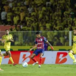 Jogador do Mirassol protesta contra a arbitragem durante jogo contra o Bahia